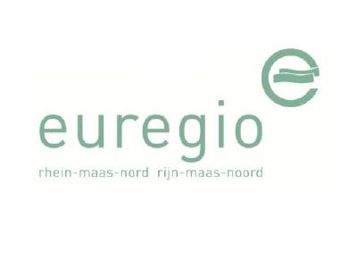 Logo euregio: hellgrüner Schriftzug "euregio", darunter hell grüner Schriftzug "rhein-maas-nord rjin maas-noord" roben rechts Buchstabe e mit Wellen in hellgrün dargestellt, 