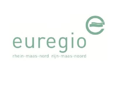 Logo euregio: hellgrüner Schriftzug "euregio", darunter hell grüner Schriftzug "rhein-maas-nord rjin maas-noord" roben rechts Buchstabe e mit Wellen in hellgrün dargestellt,
