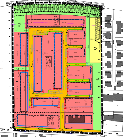 Planzeichnung Wohngebiet: Wohnbauflächen in rot mit Straßenverkehrsflächen, in orange-gelb, Grünflächen in grün, auf roten Flächen blaue Rahmen für erlaubten Baubereich, gestrichelte schwarze Linie grenzt Wohngebiet ein, außerhalb weißer Bereich mit grauen Formen für Häuser und Bauten, alle Beschriftungen in schwarz