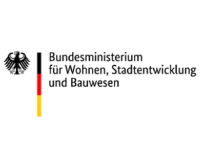 Schwarzer Bundesadler links neben Säule oben schwarz, mittig rot, unten gold und rechts Schriftzug: Bundesministerium für Wohnen, Stadtentwicklung und Bauwesen 