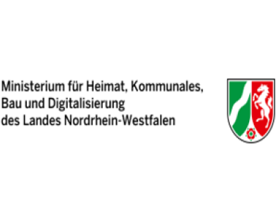 Schriftzug links: Ministerium für Heimat, Kommunales, Bau und Digitalisierung des Landes Nordrhein-Westfalen und rechts Wappen NRW: linker Ausschnitt mit weißem Fluss auf grünem Hintergrund, rechter Ausschnitt weißes, steigendes Pferd auf roten Hintergrund, unterer Ausschnitt rote, grüne Blüte auf weißem Hintergrund