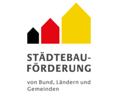 Logo Städtebauförderung: drei unterschiedliche große Häuser der Größe aufsteigend von links nach rechts in schwarz. rot und gold, darunter fetter Schriftzug in Großbuchstaben "Städtebauförderung" untehalb davon Schriftzug "von Bund, Ländern und Gemeinden" 