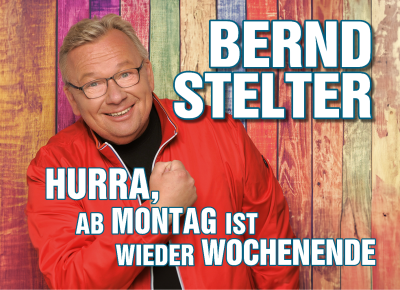 Mann mittleren Alters mit blonden Haaren, Brille, Roter Jacke und schwarzem T-Shirt hält lächelnd rechten arm mit Hand als Faust vor die Brust, Schriftzug in weiß und Großbuchstaben oben rechts: Bernd Stelter, unten links: Hurra, ab Montag ist wieder Wochenende, im Hintergrund farbige Holzlatten aufgereiht als Wand