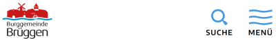 Links Logo der Burggemeinde Brüggen: Skyline von brüggen bestehend aus Rathaus, Brachter Mühle, Torschänke, Brüggener Mühle mit Mühlrad und Burg in rot, darunter blauer, welliger Streifen für den Fluss die Schwalm, darunter schwarzer Schriftzug in zwei Zeilen "Burggemeinde Brüggen", rechts blaue Lupe, darunter in schwarzer Schrift "Suche", rechts davon drei wellige, blaue Linien untereinander, darunter in schwarzer Schrift "Menü"