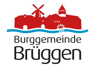 Logo der Burggemeinde Brüggen: Skyline von brüggen bestehend aus Rathaus, Brachter Mühle, Torschänke, Brüggener Mühle mit Mühlrad und Burg in rot, darunter blauer, welliger Streifen für den Fluss die Schwalm, darunter schwarzer Schriftzug in zwei Zeilen "Burggemeinde Brüggen"