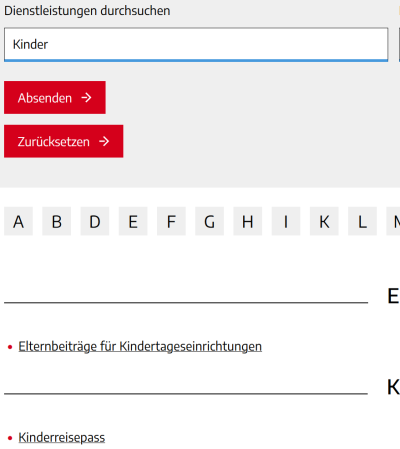 Oben grauer, unten weißer Hintergrund, Oben links in schwarz "Dienstleistungen durchsuchen", darunter weißes Rechteck mit "Kinder" in schwarz, darunter zwei rote Rechtsecke in weißer Schrift „Absenden“, „Zurücksetzen“ und Pfeil nach rechts, darunter 13 graue Quadrate mit schwarzen Buchstaben A, B, D-I, K-P, darunter in schwarz Linie, rechts „E“, darunter roter Punkt, unterstrichen „Elternbeiträge für Kindertageseinrichtungen“, darunter Linie, rechts „K“, darunter roter Punkt, unterstrichen „Kinderreisepass“