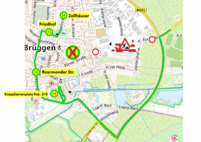Kartenauszug Brüggen Ausrichtung Norden mit unterschiedlich großen, farbigen Flächen, z.B. grün für Wald- & Grünflächen, Gebäude als graue Formen, weiße Streifen für Gemeindestraßen, Straßennamen in schwarz, grüne Strecke ist Umleitungsstrecke für Bus, entlang der Strecke grün, gelbe Kreise mit H für Haltestelle, dabei gelbe Rechtecke mit schwarzen Haltestellenamen, mittig Zeichen für Haltestelle mit roten Kreuz durchgestrichen, rechts davon Baustellenschild eingegrenzt durch zwei weiße Kreis mit rotem Rand