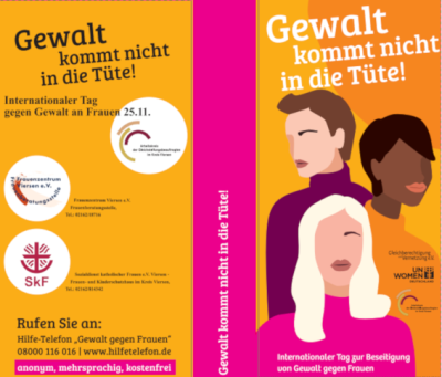 Plakat mit orangen Hintergrund, mittig pinker Balken mit weißer Aufschrift "Gewalt kommt nicht in die Tüte", links davon in schwarzer Schrift: derselbe Schriftzug, darunter „Internationaler Tag gegen Gewalt an Frauen 25.11.“, in drei weißen Kreisen und unten Telefonnummern und Kontaktdaten von verschiedenen Hilfs- und Beratungsstellen, rechts vom Balken Schriftzug wie auf Balken, darunter drei Personen mit unterschiedlicher Haar-, Haut- und Pulloverfarbe