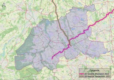 Kartenauszug Kreis Viersen und Umkreis mit verschieden großen, farbigen Flächen zur Ausweisung der Flächennutzung, zum Beispiel grün für Wald- und Grünflächen, bunte Linien für Straßen und Grenzen, Kreisgebiet schattiert hinterlegt, Beschriftungen in schwarz, zwei Messlinien umgeben von roten Schatten:  grüne Linie Mitte oben bis mittig ins Bild (2023), lila Linie von rechter Seite oben bis unten mittig im Bild (2022), oben links Pfeilspitze nach oben, unten rechts Rechteck „Legende“ zu Messlinien