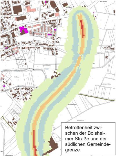 Kartenauszug mit farbig markierten Bereichen für Straßenverkehrslärm, mittig von oben nach unten oranger Streifen mit roten Stellen, darum herum: schmaler hellgrüner Bereich, hellblauer Bereich, breiterer hellgrüner Bereich, weiße Flächen, Beschriftungen und Linien zum Ausweisen der Grundstücke und weiteren Anlagen in schwarz, braune, pinke und rosa Formen für Gebäude, unten rechts weißes Rechteck, schwarzer Rahmen und Schrift „Betroffenheit zwischen der Boisheimer Straße und der südlichen Gemeindegrenze“