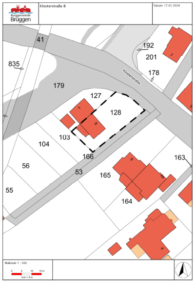 Kartenauszug von Brüggen: weiße Flächen für Grundstücke, Beschriftungen & Linien zum Ausweisen der Grundstücke & weiteren Anlagen in schwarz, rote Formen für Gebäude, graue Flächen & Streifen für Straßen, Zahlen für Flurstücknummern & auf Gebäuden für Hausnummern, betreffendes Grundstück mit Hausnummer 8 schwarz gestrichelt umrandet, oben & unten weißer Balken, oben links Logo Brüggen, mittig „Klosterstraße 8“, rechts Datum, unten Maßstab 1:500 links, rechts Anzeige der Himmelrichtung „Norden“ durch Pfeil