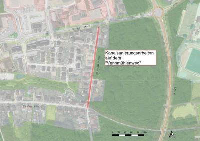 Satellit Aufnahme Brüggen Ausrichtung Norden, Maßstab 1:20: Feld- und Waldflachen in grün, Straßen in grau mit Straßennamen in schwarz, Gebäude, mittig weißer Kasten mit schwarzer Schrift „Kanalsanierungsarbeiten auf dem Vennmühlenweg“, links davon in schwazrer Schrift Straßenname „Vennmühlenweg“, daneben rote Linie für betroffene Stelle