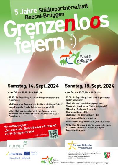 Plakat: oben grün, weiße & schwarze Schrift „5 Jahre Städtepertnerschaft Beesel-Brüggen“, darunter in weiß-rot „Grenzenloos feiern :)“, darunter formen 2 Hände Herz, darin Logo Beesel-Brüggen, darunter in schwarzer Schrift Programmablauf zweispaltig, links „Samstag, 14. Sept. 2024“, rechts „Sonntag, 15. Sept. 2024“, links unten weiße Schrift mit Veranstaltungsort & QR-Code auf roten Balken, unten weißer Streifen mit Logos euregio, Interreg, Europa-Schecks, Beesel-Brüggen, MBEIM NRW, namentlich Veranstalter