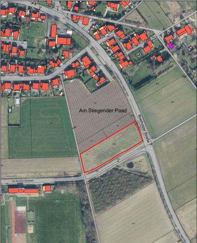 Satellit Aufnahme des Ortsteils Bracht: orange Formen zeigen Gebäude mit schwarzen Hausnummern, graue Straßen und Grünflächen, Felder, Straßennamen und Flurstücknummern in schwarz auf dazugehörigen Flächen, mittig rot umrahmte Fläche (jetzt: Feld) für Standort des neuen Feuerwehrgerätehauses Bracht