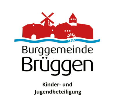 Logo der Burggemeinde Brüggen: Skyline von brüggen bestehend aus Rathaus, Brachter Mühle, Torschänke, Brüggener Mühle mit Mühlrad und Burg in rot, darunter blauer, welliger Streifen für den Fluss die Schwalm, darunter schwarzer Schriftzug in zwei Zeilen "Burggemeinde Brüggen", unten in schwarzer Schrift "Kinder- und Jugendbeteiligung"