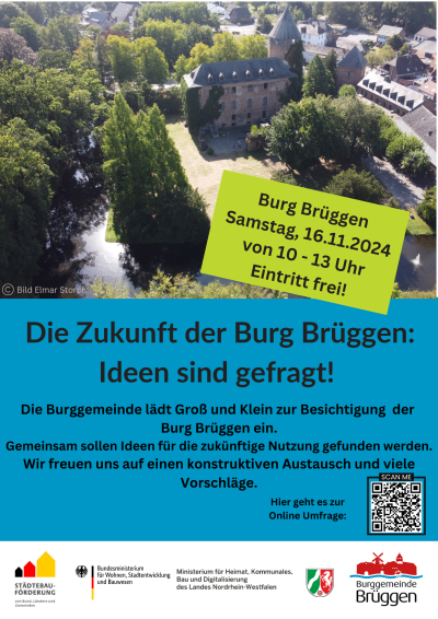 Plakat: oben Bild von Burggelände mit dichten grünen Baumbewuchs und Gebäuden im Hintergrund, unten rechts am Bild grünes Rechteck mit Informationen „Burg Brüggen Samstag, 16.11.2024 von 10 – 13 Uhr Eintritt frei!“, darunter blauer Hintergrund mit schwarzer Schrift „Die Zukunft der Burg Brüggen: Ideen sind gefragt!“, darunter weiterer Text und QR-Code, unten weißer Balken mit Logos von Städtebauförderung, BMWSB, MHKBD NRW und Burggemeinde Brüggen