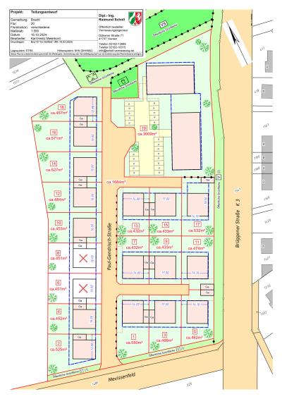 Aufteilungsplan Grundstücke Wohngebiet Bracht: Grundstücke rot umrahmt mit roten rechteckigen Flächen für Gebäude, Grünflächen und Grundstücksgröße in rot, oben mittig gelbe Parkplätze, darüber grüne Fläche, Straße in hellorange mit schwarzen Straßennamen, um Baugebiet weiße und graue Flächen, oben links Informationen zum Dokument, Aufteilungsplan und Urheber