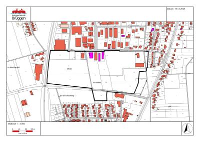 Kartenauszug von Brüggen: weiße Flächen für Grundstücke, Beschriftungen & Linien zum Ausweisen der Grundstücke & weiteren Anlagen in schwarz, rote Formen für Gebäude, graue Flächen & Streifen für Straßen, Zahlen für Flurstücknummern & auf Gebäuden für Hausnummern, oben & unten weißer Balken, oben links Logo Brüggen, mittig schwarz gezeichnete Straßennamen, rechts Datum, unten Maßstab 1:4000 links, rechts Anzeige der Himmelrichtung „Norden“ durch Pfeil