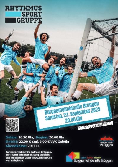 Eine Fußballmannschaft bestehend aus neun Männern in hellblauen Trikots und weiße Hosen jubeln auf einem Fußballplatz. Links springt ein Mann in die Luft und hält eine Trompete in der Hand. In der Mitte hält ein weiterer Mann ein Keyboard. Rechts im Bild sieht man einen Mann, der in sich im Netz eines Fußballtores hangelt.  Im Vordergrund sind alle Informationen eingeblendet rund um Veranstaltungsort, Terminen und Kosten. 