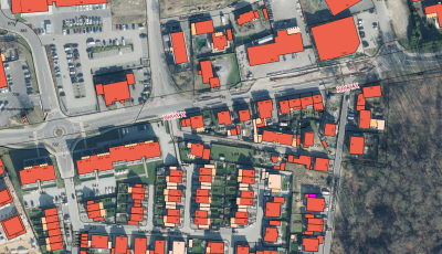 Eine Karte ist zu sehen, die den Bereich der Borner Straße abbildet. Die Grundstücke sind nummeriert und mit schwarzen Linien eingegrenzt. Außerdem sind die Gebäude auf den Grundstücken mit einer orangenen Farbe ausgefüllt. Die Zufahrten zum Vennmühlenweg, die von der Borner Straße verlaufen, sind mit roten Kreuzen gekennzeichnet und signalisieren, dass eine vorübergehende Sperrung folgen wird.