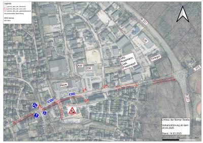 Eine Satellitenbild der Borner Straße und nähere Umgebung ist zu sehen. Die Grundstücke sind eingezeichnet mit schwarzen Linien. Rote Pfeile und Linien signalisieren die Verkehrsrichtungen. Verkehrsschilder in rot und blau sind zu sehen. Der Einzelhandel rund um die Borner Straße ist mit weißen Vierecken hinterlegt und die Namen der Einkaufsmöglichkeiten und Geschäfte sind dort aufgelistet. Die Bezeichnungen der Bundesstraße und Landstraße ist ebenfalls mit einem weißen Viereck hinterlegt.