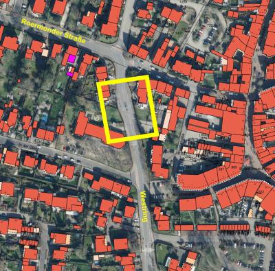 Eine Luftaufnahme der Straße Westring ist zu sehen, die in einer kurve nördlich in die Roermonder Straße führt. Die Gebäude sind in einer hellroten oder orangenen Farbe ausgemalt. Die Grundstückgebiete sind mit schwarzen Linien eingegrenzt. In der Nähe vom Kindergarten wird die Baustelle sein und daher ist dieser Bereich mit einem dicken gelben Kasten eingerahmt.