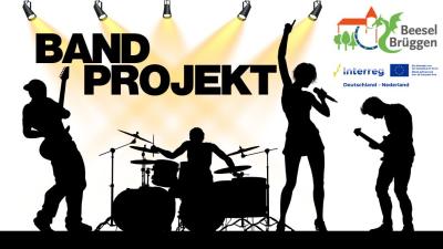 Ein schwarzer Schriftzug "Bandprojekt" ist links oben im Bild zu sehen. Darunter werden schwarze Silhouetten von Menschen abgebildet, die musizieren. Insgesamt sind vier Menschen zu sehen. Links steht ein Mann mit einer Gitarre. Rechts neben ihm steht ein Schlagzeug und dahinter befindet sich auch ein Mensch. Mittig im Bild steht eine Frau, die einen Arm in die Luft hält und ein Mikro festhält. Ganz rechts im Bild steht dann ein weiterer Mann, der eine Gitarre spielt.