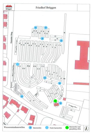 Der Lageplan des Friedhofes in Brüggen ist zu sehen. Die Gebäudegrundstücke sind in roter Farbe ausgefüllt. Die Grundstücke sind mit schwarzen Linien eingegrenzt. Die Gräberreihen, die Wasserentnahmestellen und die Standorte auf dem Friedhof, die barrierefrei und ganzjährig geöffnet sind, werden mit grünen Punkten gekennzeichnet. Standorte, die nicht barrierefrei sind, haben blaue Punkte. Barrierefreie Standorte haben blaue Punkte mit einem B im Punkt.