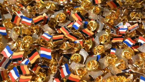 Menge von Ansteckpins mit goldenen Verschluss und als Motiv deutsche und niederländische Flagge