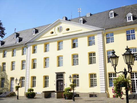 Gebäude Rathaus Brüggen braune Eingangstür am Kreuzherrenplatz