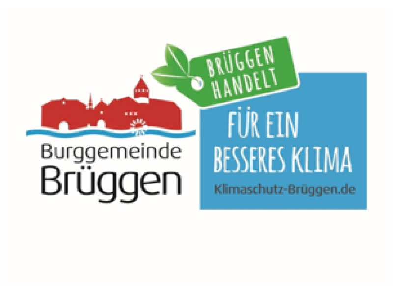 Logo Burggemeinde Brüggen recht mit roten Gebäuden in einer Reihe und darunter blauer, gewellter Streifen, darunter Schriftzug in schwarz "Burggemeinde Brüggen", rechts davon blaues Rechtseck mit weißer Aufschrift in Großbuchstaben "Für ein besseres Klima", darunter schwarzer Schriftzug "Klimaschutz-Brüggen.de, links oben im blauem Rechteck grünes Etikett mit zwei grünen Blättern an weißem Kreis und Aufschrift in weißen Großbuchstaben "Brüggen handelt"