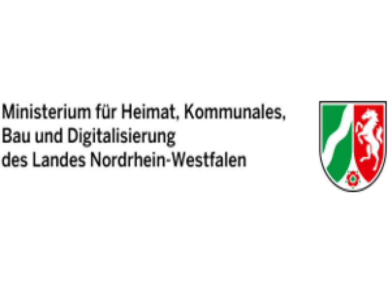 Schriftzug links: Ministerium für Heimat, Kommunales, Bau und Digitalisierung des Landes Nordrhein-Westfalen und rechts Wappen NRW: linker Ausschnitt mit weißem Fluss auf grünem Hintergrund, rechter Ausschnitt weißes, steigendes Pferd auf roten Hintergrund, unterer Ausschnitt rote, grüne Blüte auf weißem Hintergrund