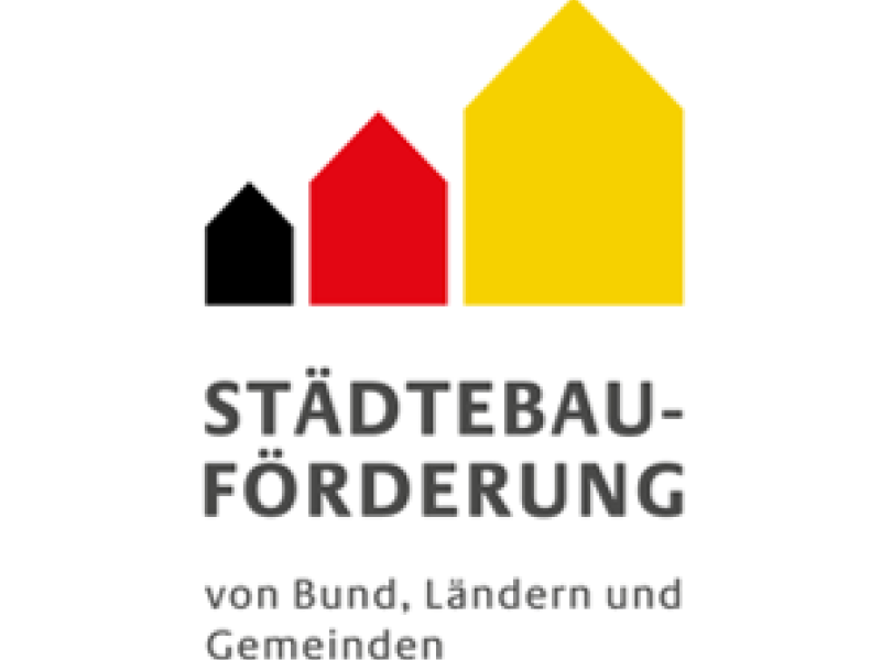 Logo Städtebauförderung: drei unterschiedliche große Häuser der Größe aufsteigend von links nach rechts in schwarz. rot und gold, darunter fetter Schriftzug in Großbuchstaben "Städtebauförderung" untehalb davon Schriftzug "von Bund, Ländern und Gemeinden" 