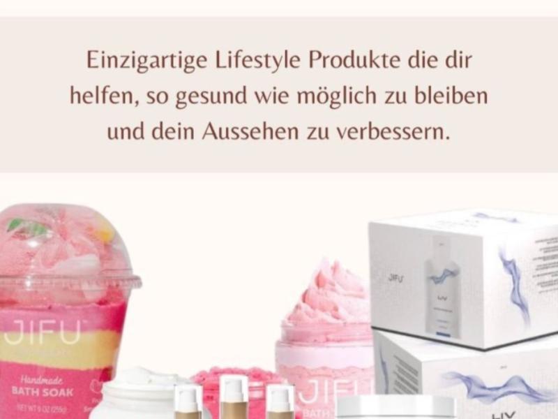 Unten im Vordergrund sind mehrere Kosmetikprodukte auf einem beigen Flyer gedruckt. Die Produkte sind in vielen rosa und pinken, aber auch pastell blauen Farben dargestellt. Darüber ist ein Informationstext eingeblendet und oben auf dem Flyer steht der Satz: Produkte für einen gesunden Lebensstil